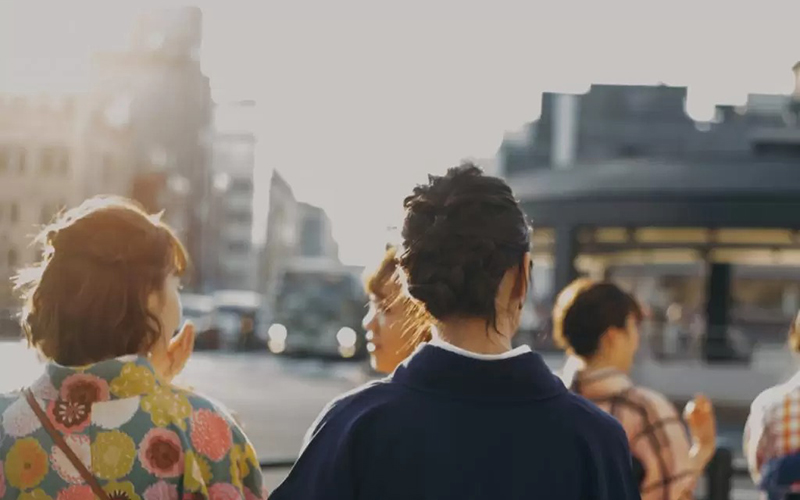 着物で食事会に参加するときの注意点は？着物の選び方やマナーを解説