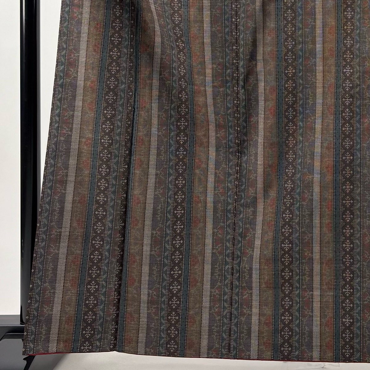 美品】 紬 身丈164cm 裄丈65cm M 袷 草花 縦縞 焦茶色 正絹 秀品｜中古