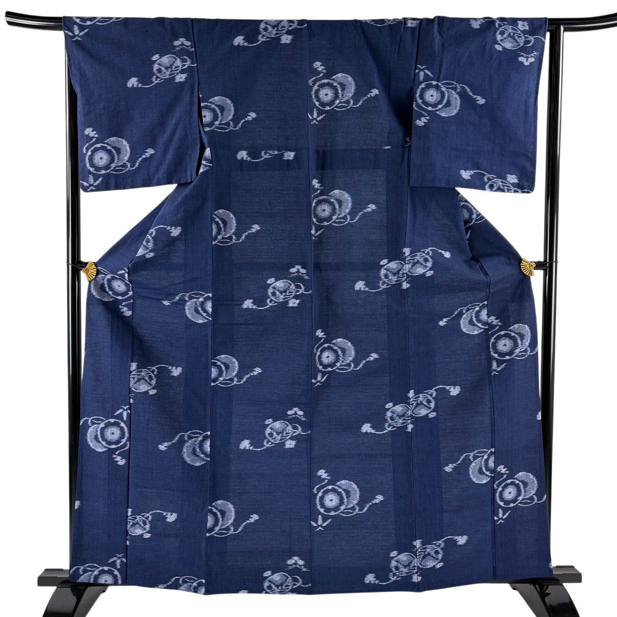 美品】 紬 身丈163cm 裄丈63.5cm S 単衣 バチ衿 鼓 小槌 紺色 正絹 秀 美品】 紬 身丈163cm 裄丈63.5cm S 単衣 バチ衿 鼓 小槌 紺色 正絹 秀
