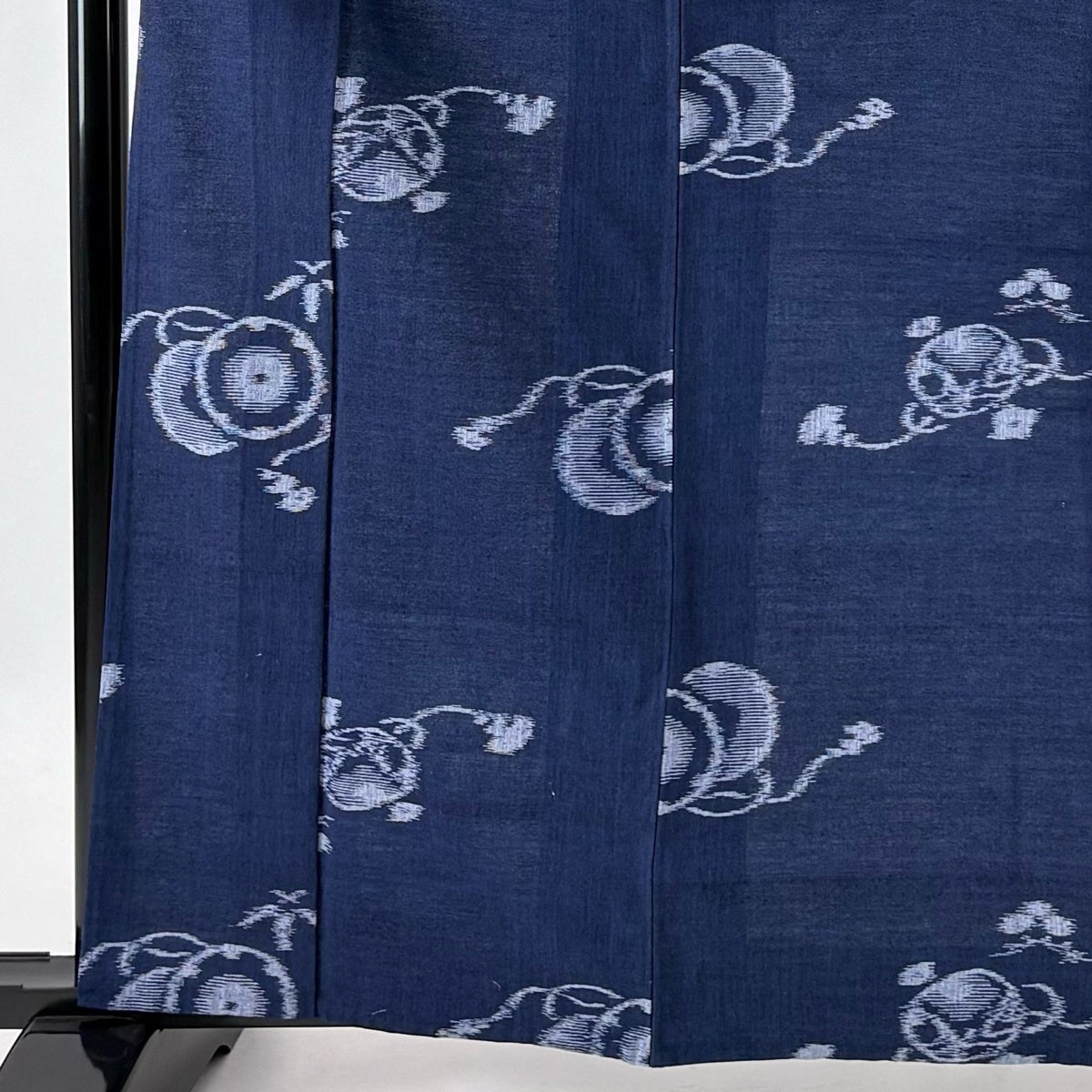 美品】 紬 身丈163cm 裄丈63.5cm S 単衣 バチ衿 鼓 小槌 紺色 正絹 秀