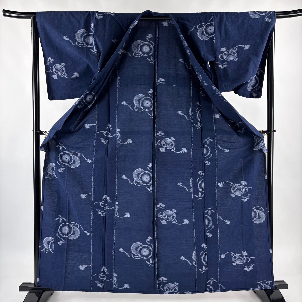 美品】 紬 身丈163cm 裄丈63.5cm S 単衣 バチ衿 鼓 小槌 紺色 正絹 秀