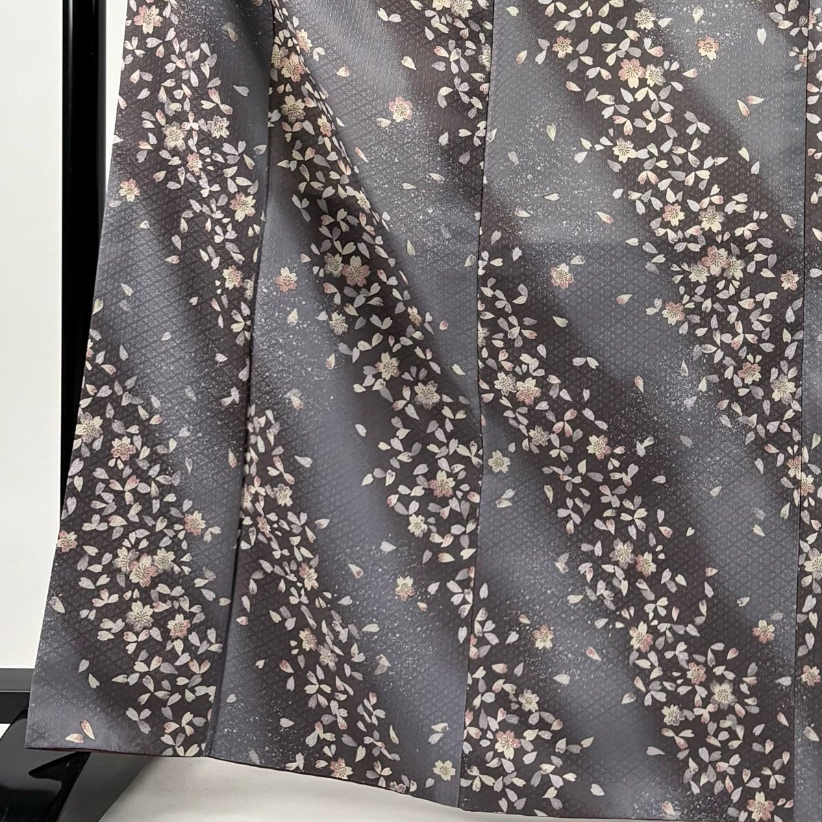 美品】 小紋 身丈166cm 裄丈65cm M 袷 洗える着物 桜 斜縞 ぼかし 金彩