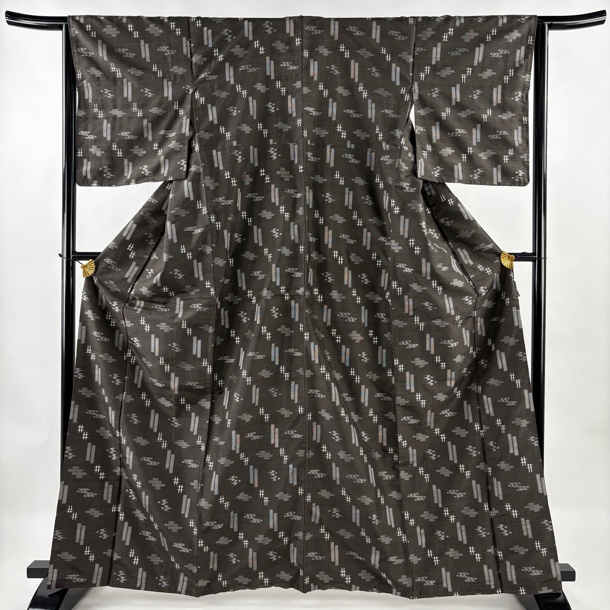紬 身丈162.5cm 裄丈67cm M 袷 燕 絣柄 焦茶色 正絹 名品｜中古・古着