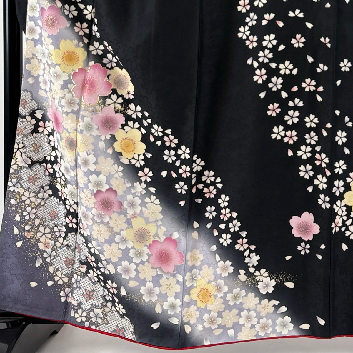 美品】 振袖 身丈161.5cm 裄丈65.5cm M 袷 桜 桜の花びら 箔 金彩 黒