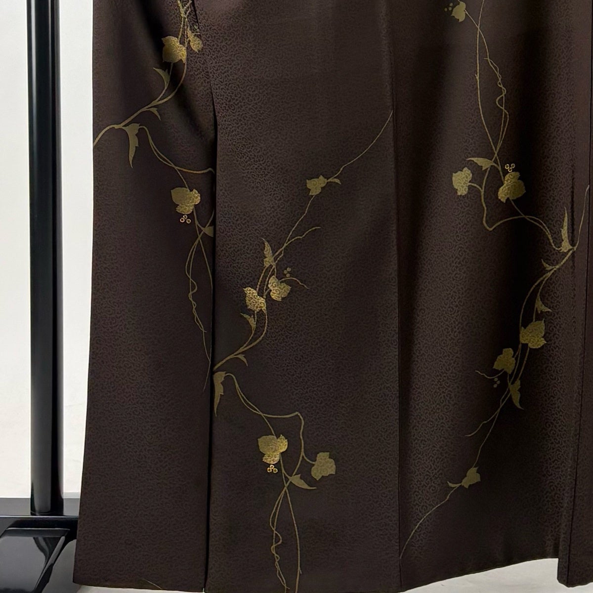 美品】 小紋 身丈164cm 裄丈63.5cm S 袷 蔦 地紋 金彩 焦茶色 正絹