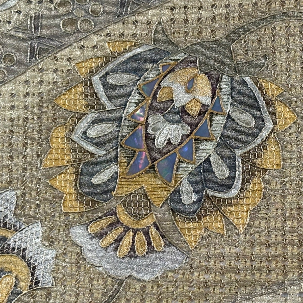 袋帯 名品 草花 幾何学 螺鈿 金銀彩 薄茶色 お太鼓柄 正絹｜中古・古着