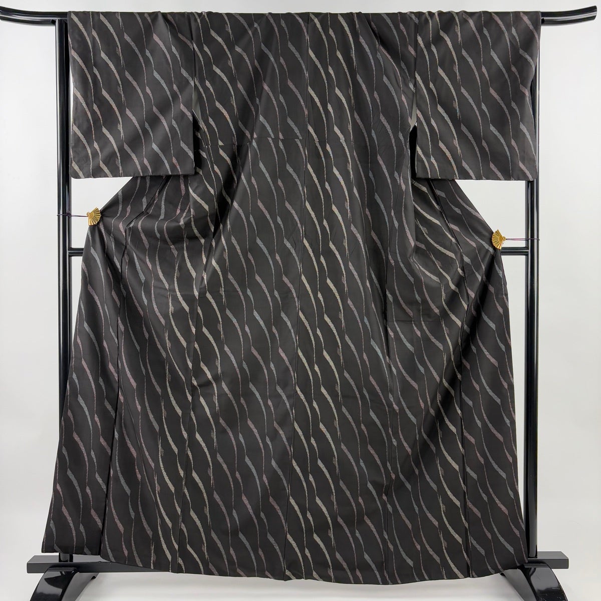 【美品】 紬 身丈166cm 裄丈66cm 正絹 秀品 【中古】 美品】 紬 身丈166cm 裄丈66.5cm M 袷 色紙 草花 焦茶色 正絹 秀品