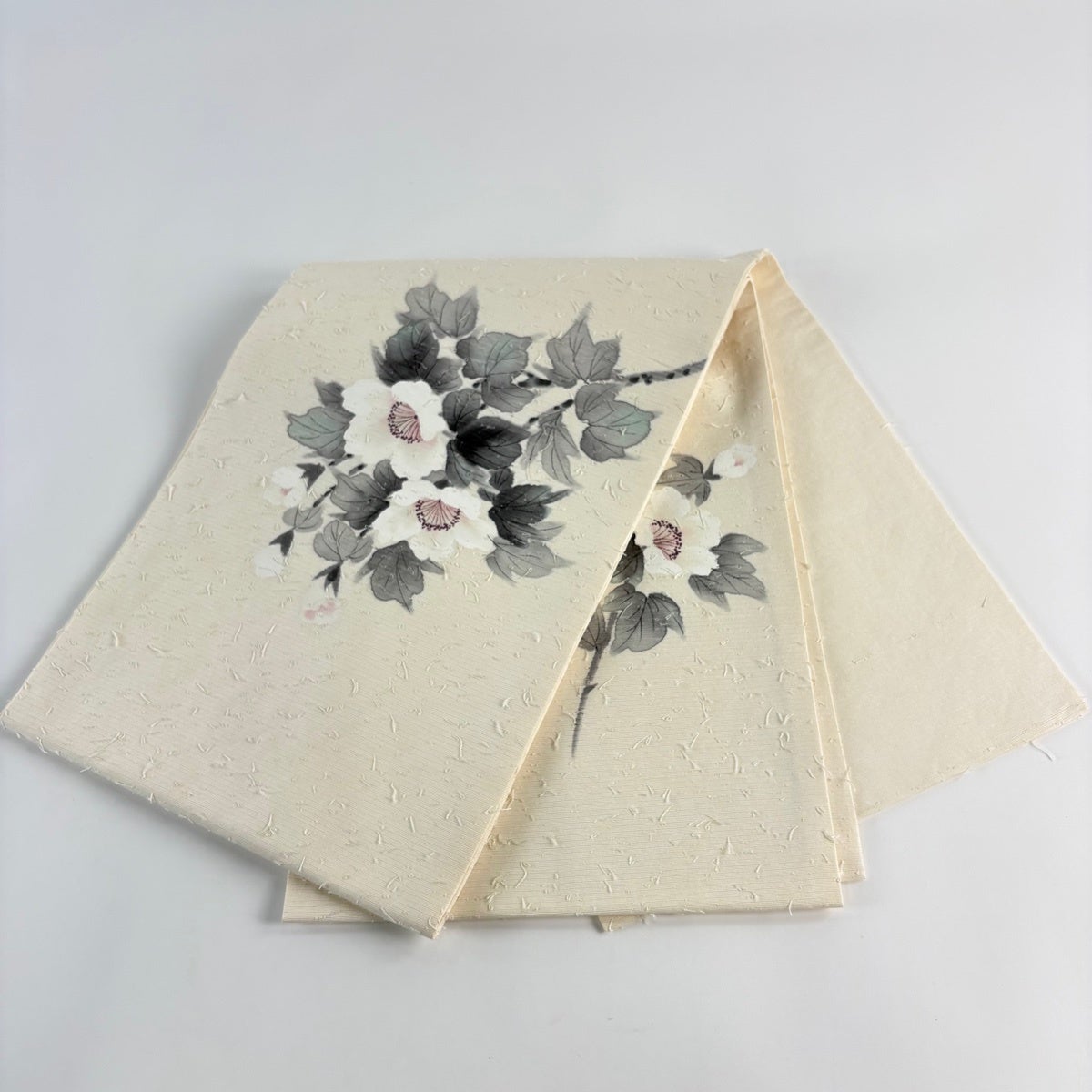 開き名古屋帯 秀品 落款あり ひげ紬地 枝花 クリーム 正絹｜中古・古着