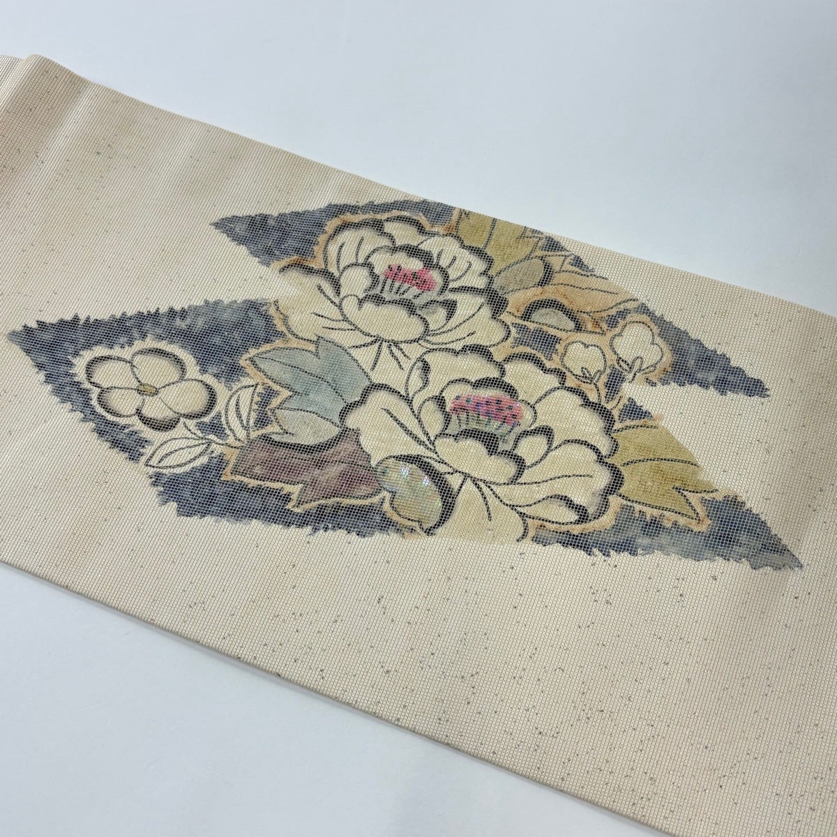 名古屋帯 秀品 牡丹 楓 螺鈿箔 金銀彩 クリーム 正絹｜中古・古着