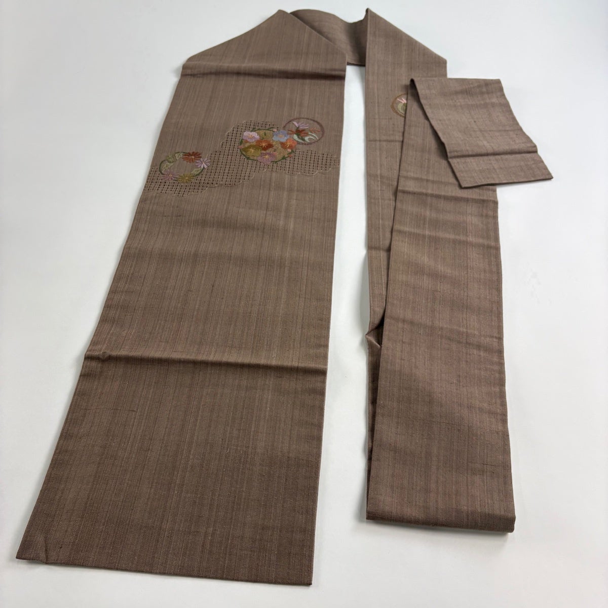 美品】 名古屋帯 秀品 紬地 花丸文 雲文 刺繍 金糸 焦茶色 正絹|中古 美品】 名古屋帯 秀品 紬地 花丸文 雲文 刺繍 金糸 焦茶色 正絹|中古