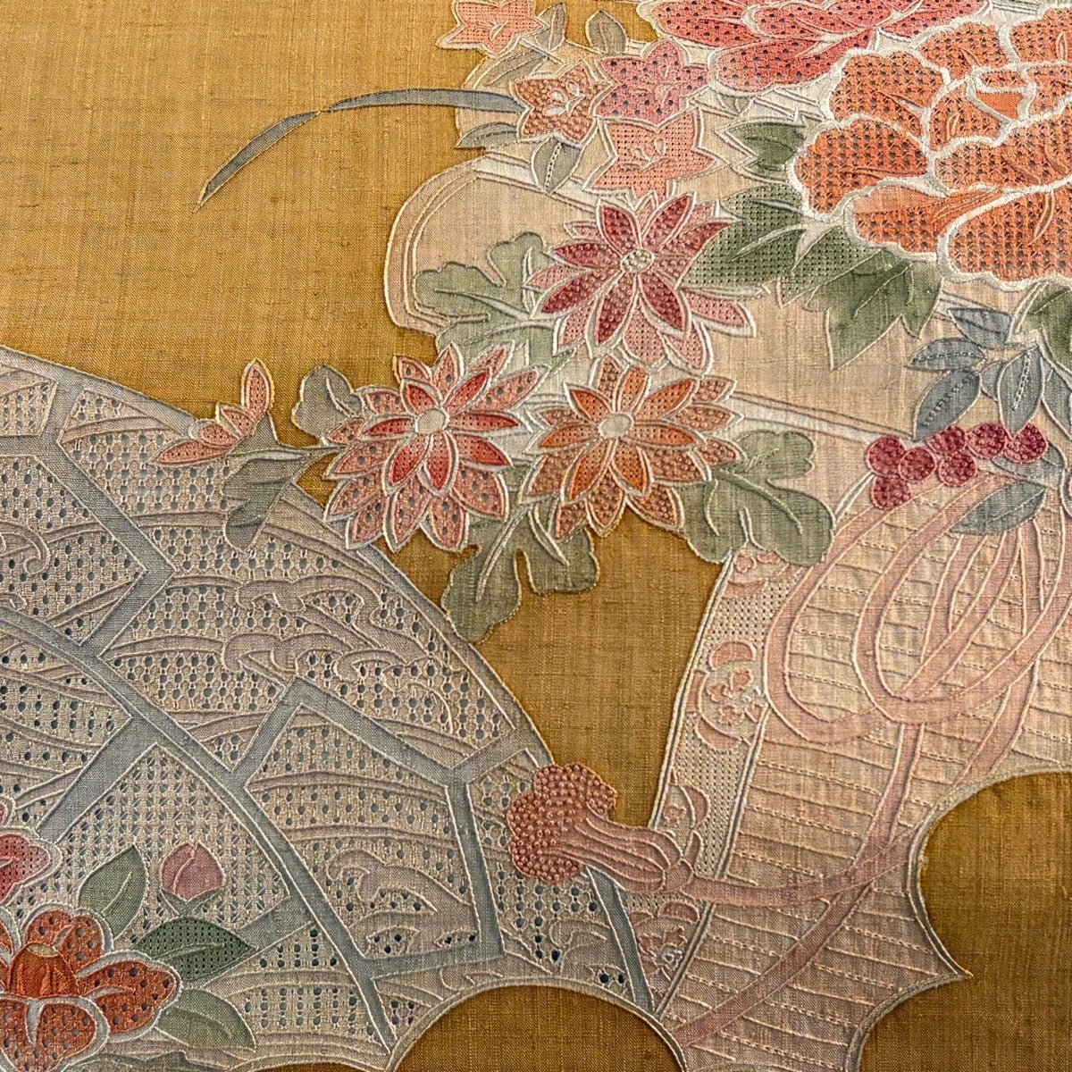 結城紬 袋帯 お太鼓柄 正絹 友禅 欧風花唐草 作家落款 未使用 イ6387 袋帯 秀品 紬地 草花 刺繍 山吹茶色 お太鼓柄 正絹｜中古・古着