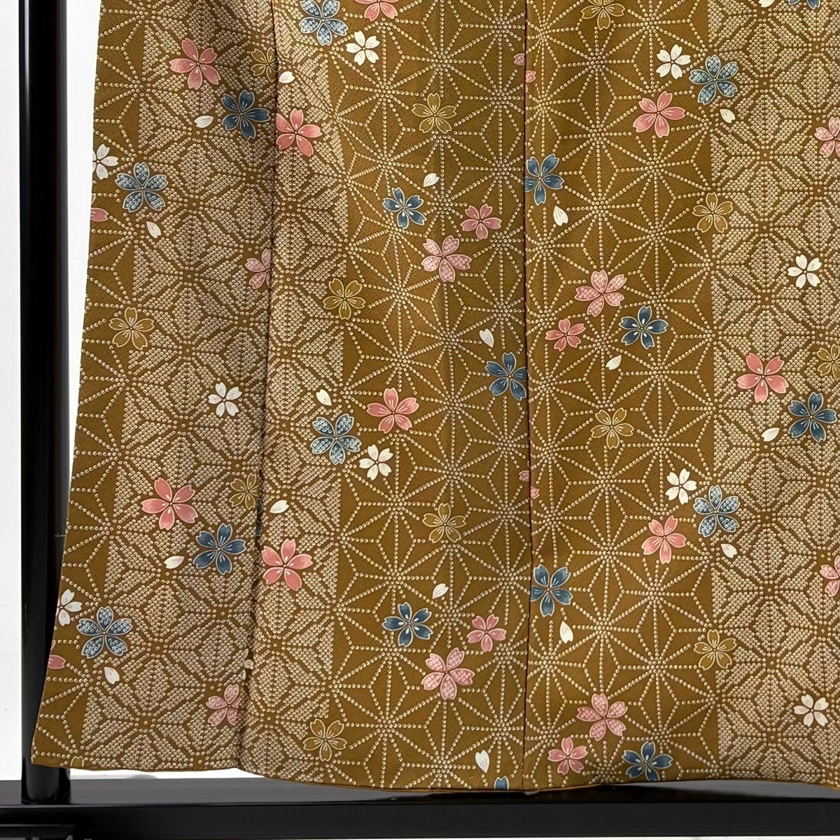 小紋 身丈158cm 裄丈65.5cm M 袷 バチ衿 麻の葉 桜 山吹茶色 化繊 優品