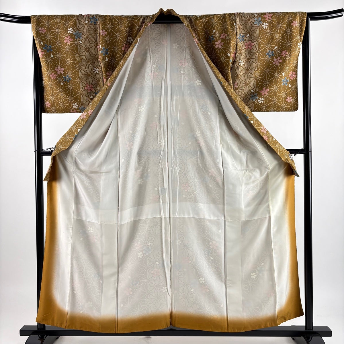 小紋 身丈158cm 裄丈65.5cm M 袷 バチ衿 麻の葉 桜 山吹茶色 化繊 優品