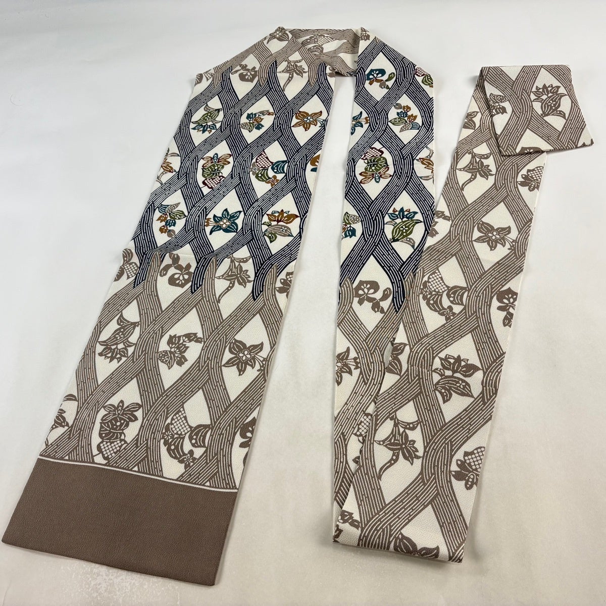 美品】 名古屋帯 逸品 栗山吉三郎 落款あり 草花 縮緬 白 正絹｜中古