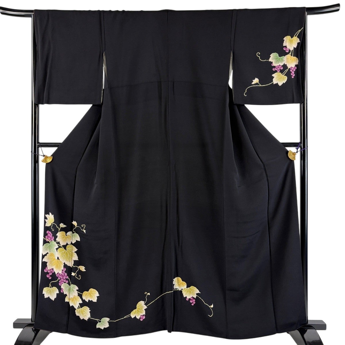 付下げ 身丈161cm 裄丈66.5cm M 袷 葡萄 縮緬 黒 正絹 名品｜中古