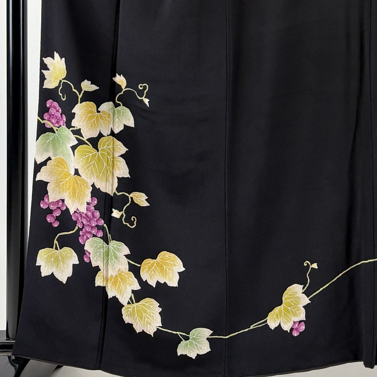 付下げ 身丈161cm 裄丈66.5cm M 袷 葡萄 縮緬 黒 正絹 名品｜中古