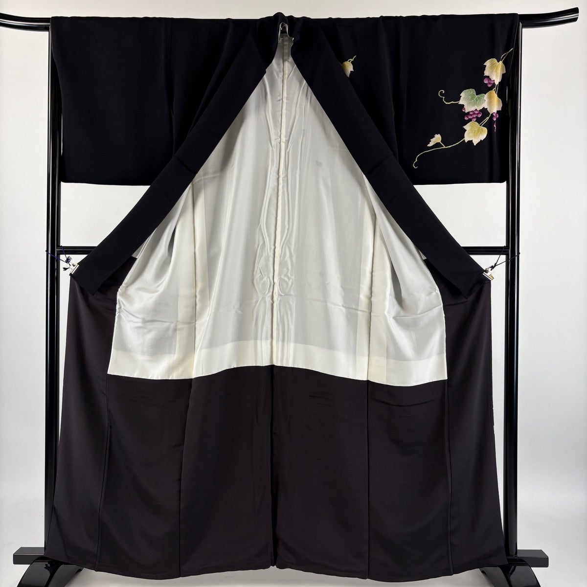 付下げ 身丈161cm 裄丈66.5cm M 袷 葡萄 縮緬 黒 正絹 名品｜中古