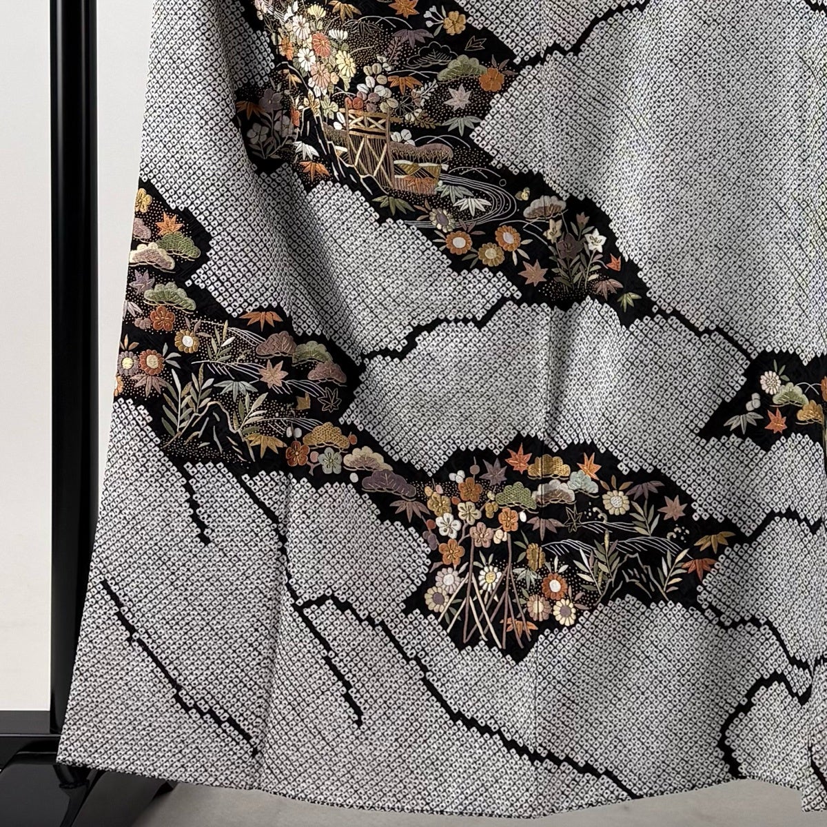 美品】 訪問着 身丈160cm 裄丈65.5cm M 袷 草花 雲文 刺繍 絞り 黒灰 美品】 訪問着 身丈160cm 裄丈65.5cm M 袷 草花 雲文 刺繍 絞り 黒灰