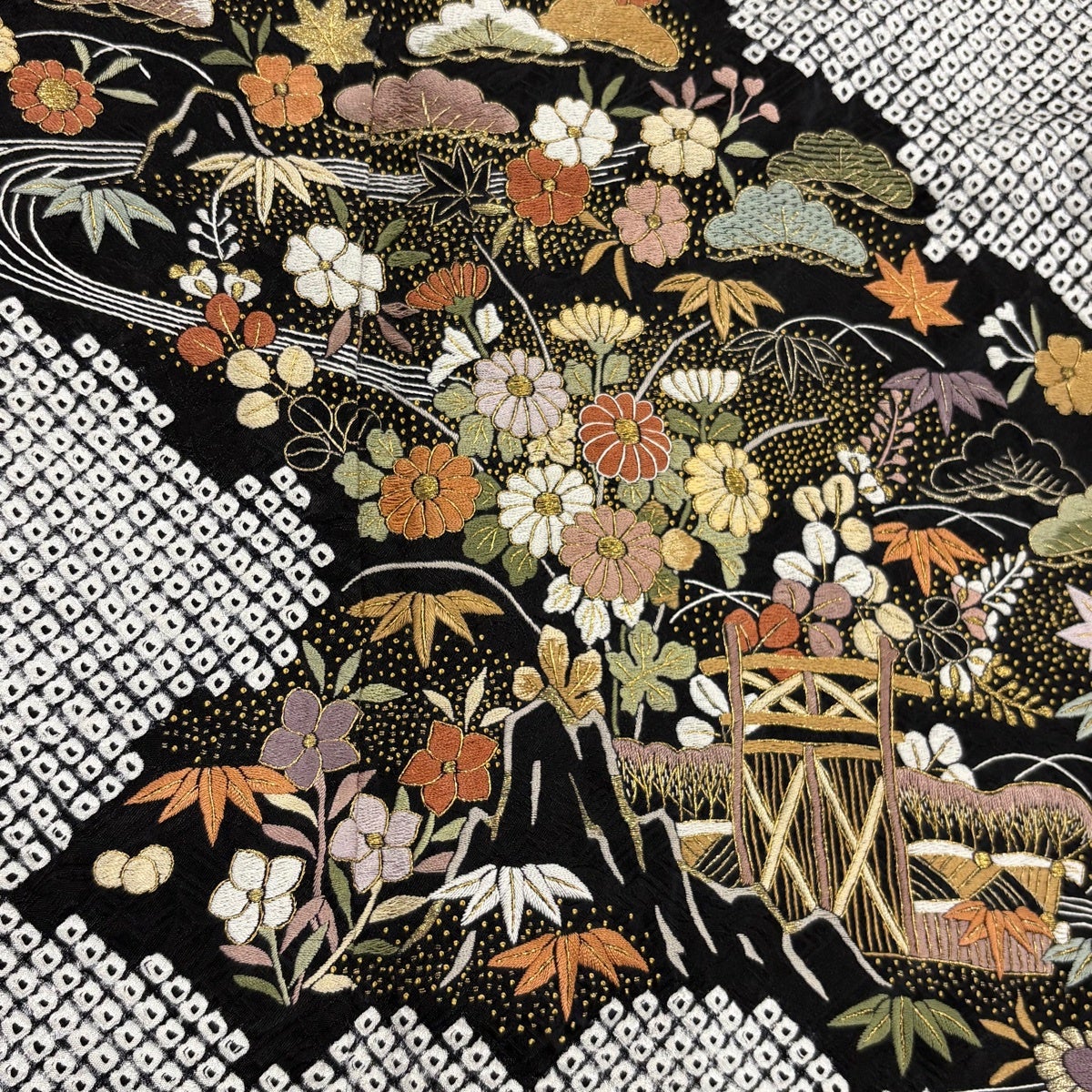 美品】 訪問着 身丈160cm 裄丈65.5cm M 袷 草花 雲文 刺繍 絞り 黒灰