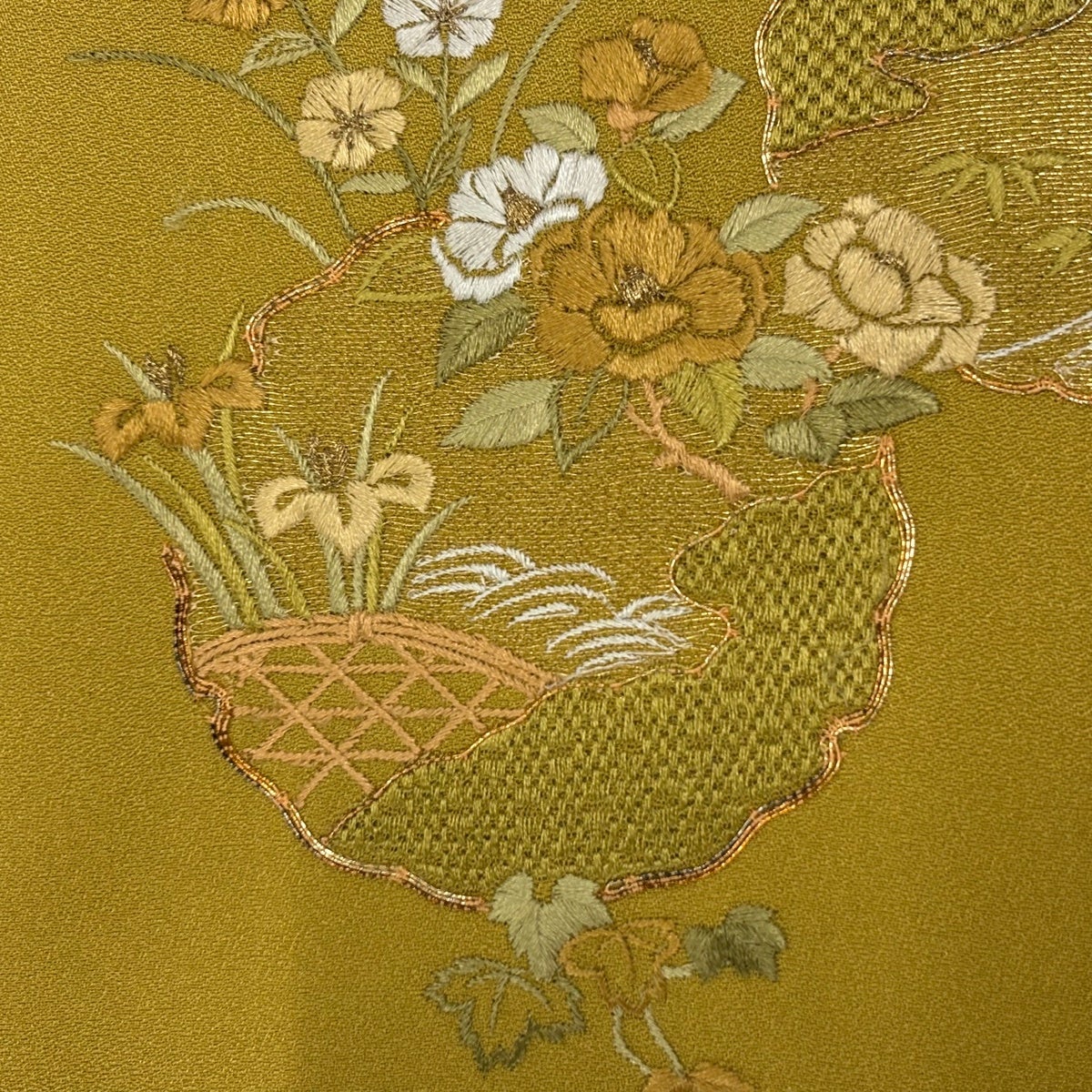付下げ 身丈160cm 裄丈66cm M 袷 鈴乃屋 雪輪 草花 刺繍 金糸 からし色 付下げ 身丈160cm 裄丈66cm M 袷 鈴乃屋 雪輪 草花 刺繍 金糸 からし色