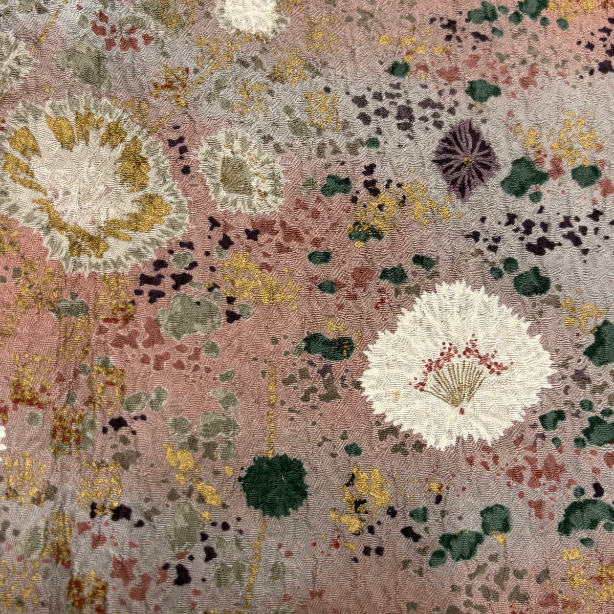 小紋 身丈158.5cm 裄丈67cm M 袷 花 幾何学模様 金彩 ピンクベージュ 小紋 身丈158.5cm 裄丈67cm M 袷 花 幾何学模様 金彩 ピンクベージュ
