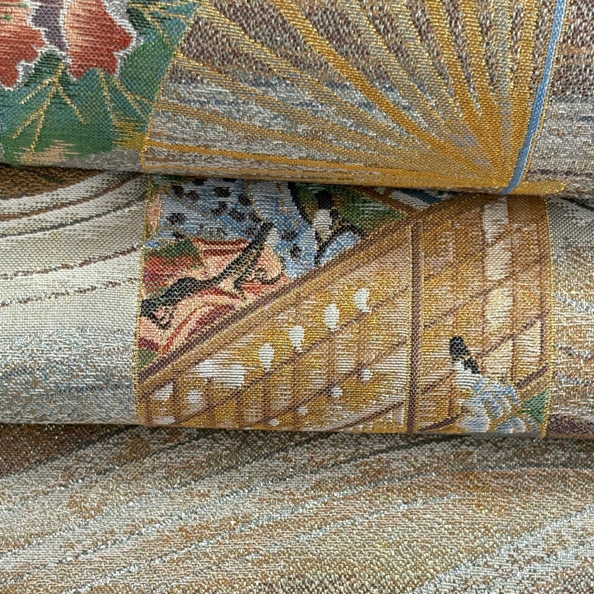 美品】 丸帯 逸品 宗達派屏風絵図 扇 波 箔 薄茶色 お太鼓柄 正絹