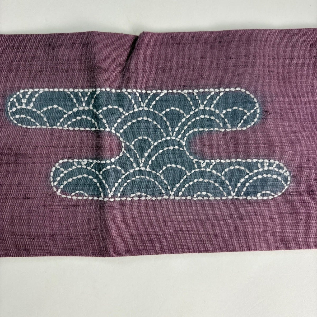 美品】 名古屋帯 秀品 紬地 ヱ霞 麻の葉 刺し子刺繍 紫 正絹｜中古