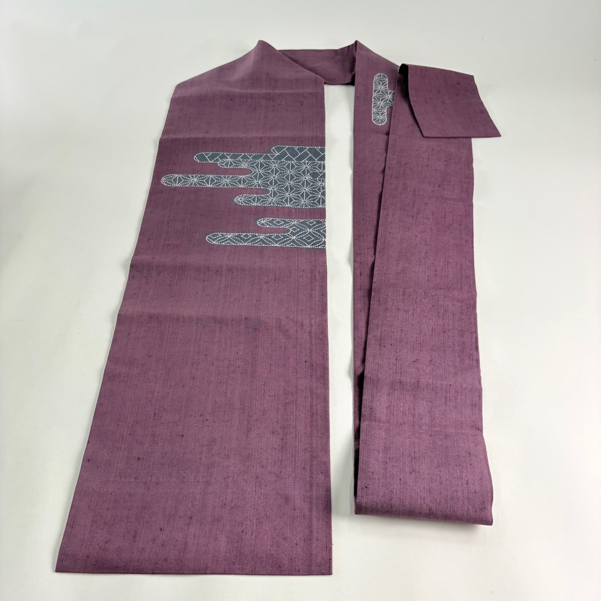 美品】 名古屋帯 秀品 紬地 ヱ霞 麻の葉 刺し子刺繍 紫 正絹｜中古