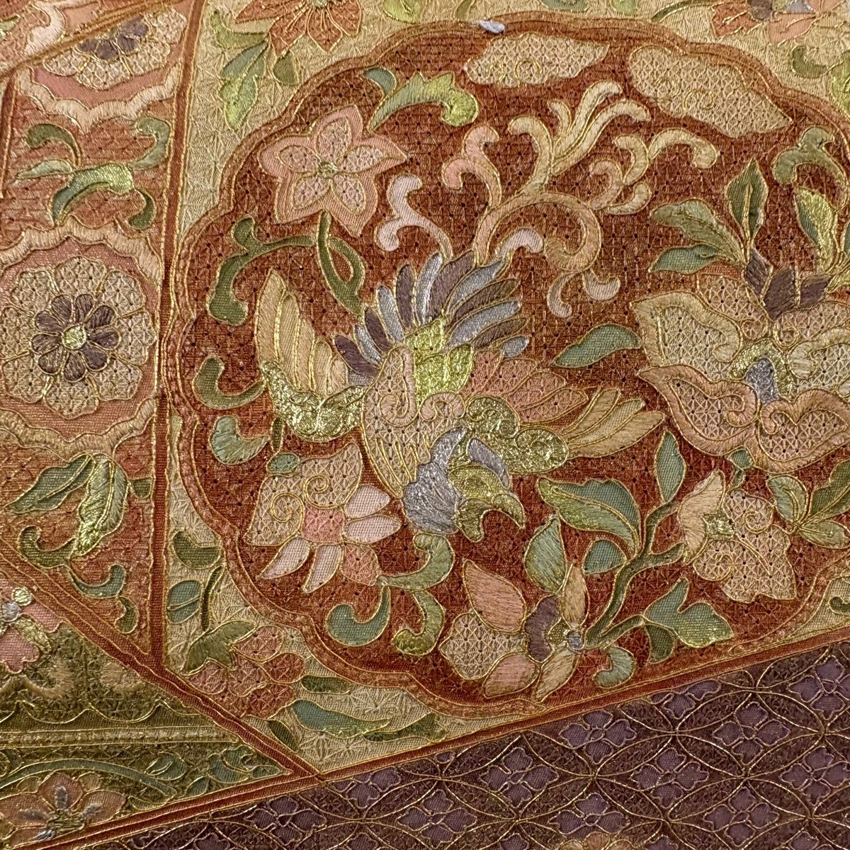 美品】 袋帯 秀品 華文 七宝 刺繍 本金箔 金色 お太鼓柄 正絹｜中古
