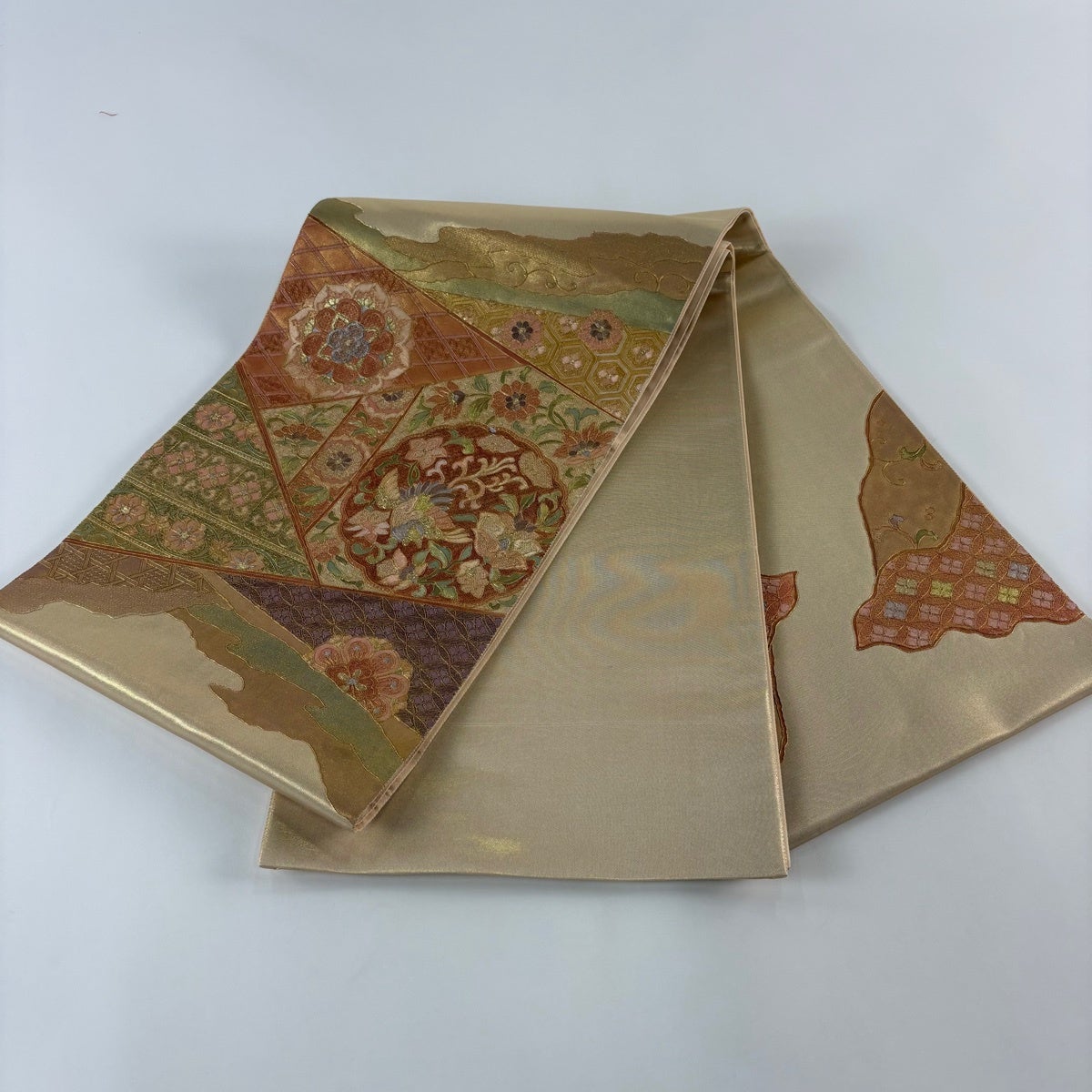 美品】 袋帯 秀品 華文 七宝 刺繍 本金箔 金色 お太鼓柄 正絹｜中古