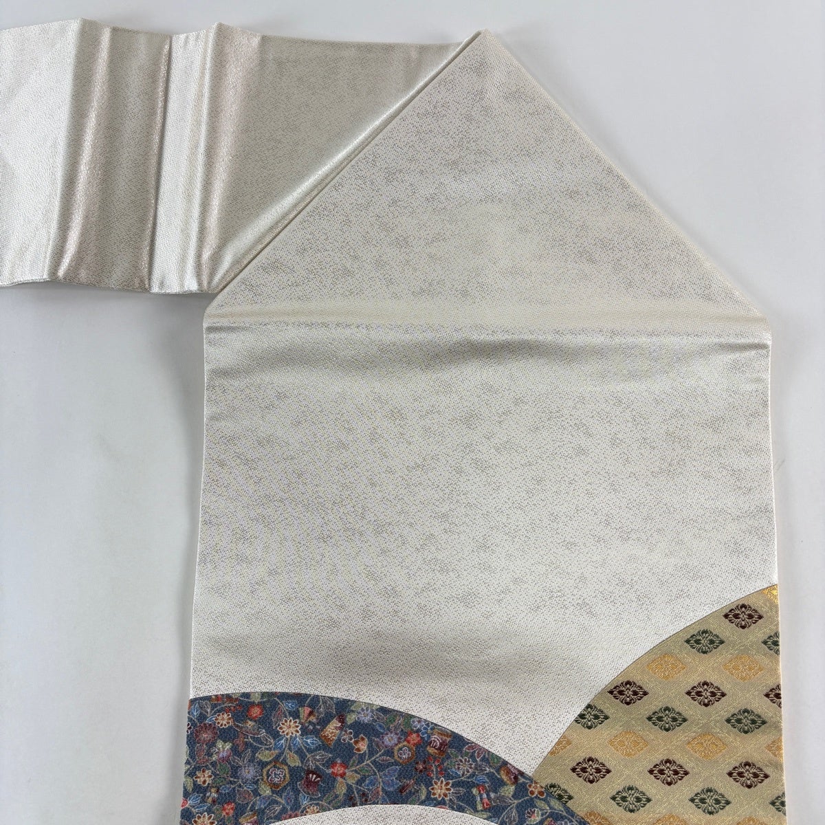 美品】 名古屋帯 優品 花唐草 幾何学 箔 金糸 灰白 正絹｜中古・古着