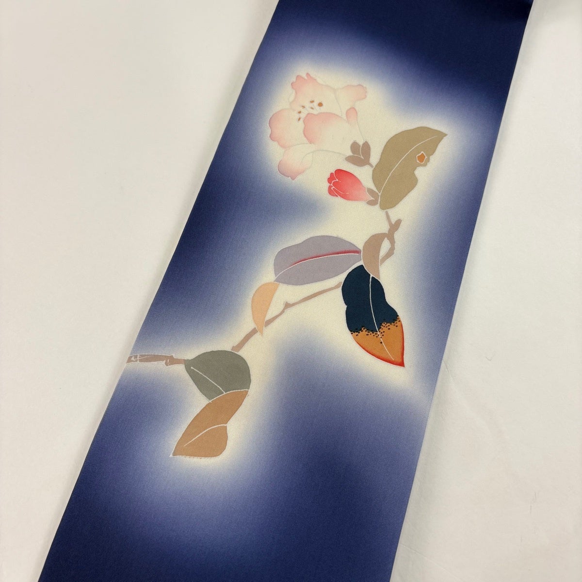 美品】 名古屋帯 秀品 落款あり 枝花 ぼかし 紺色 正絹｜中古・古着