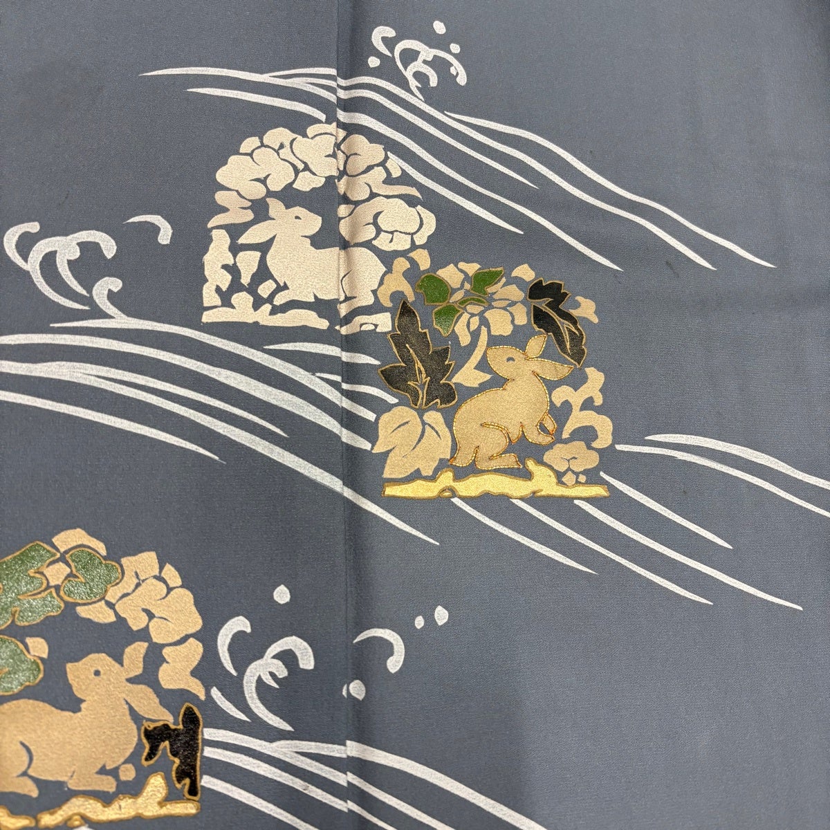 付下げ 身丈156.5cm 裄丈67cm M 袷 堀省平 落款あり 花うさぎ 波 金糸