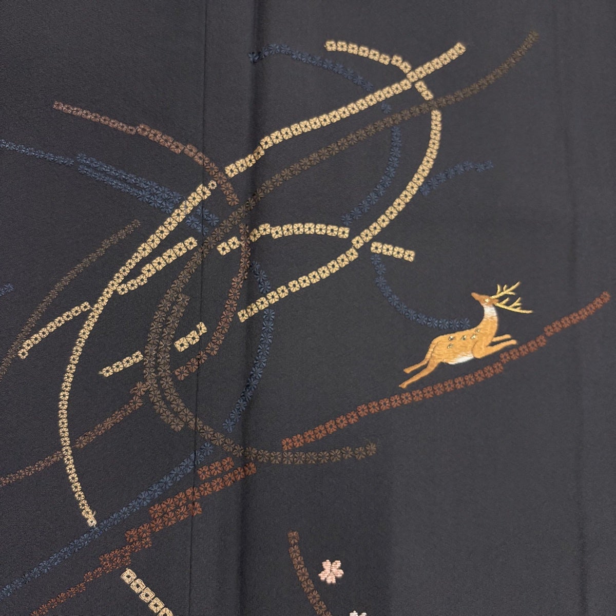 付下げ 身丈165.5cm 裄丈66cm M 袷 鹿 桜 金糸 刺繍 墨色 正絹 名品