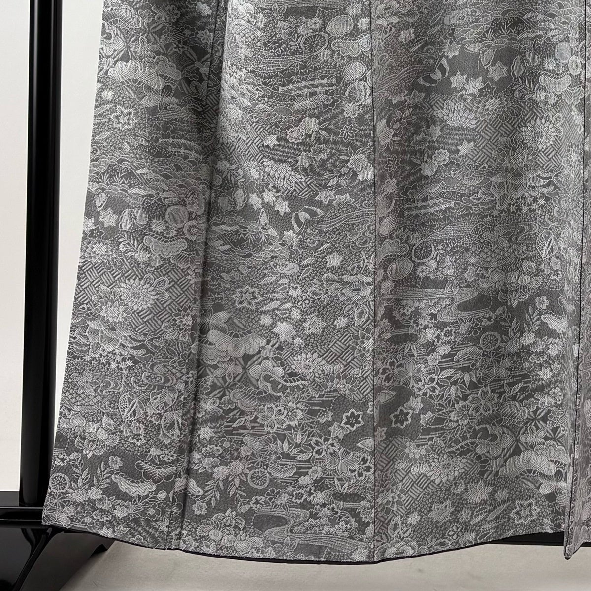 小紋 身丈159cm 裄丈68cm L 袷 松 草花 紋意匠 灰色 正絹 名品｜中古