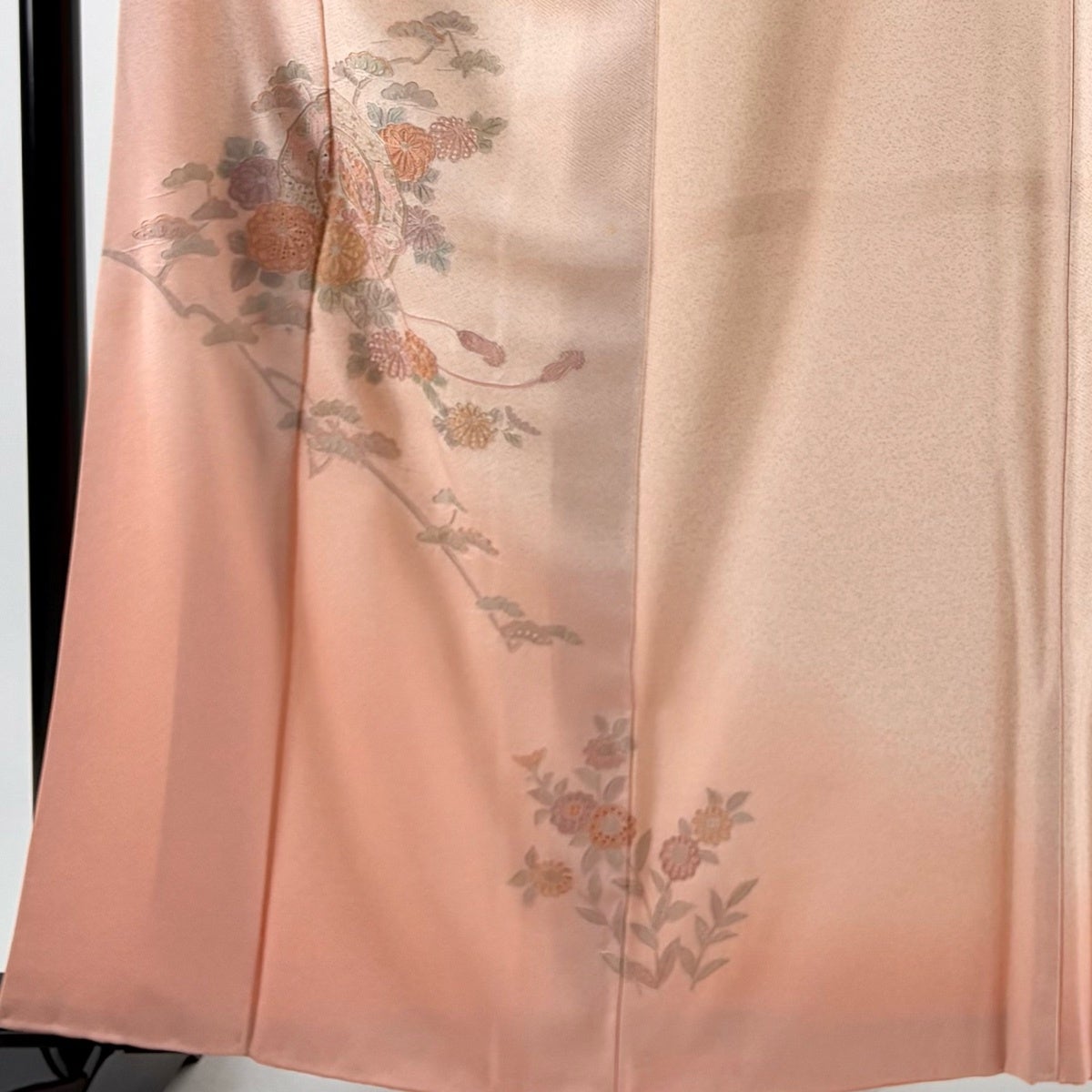 付下げ 身丈162cm 裄丈67.5cm L 袷 鏡裏文 菊 刺繍 ぼかし 薄ピンク