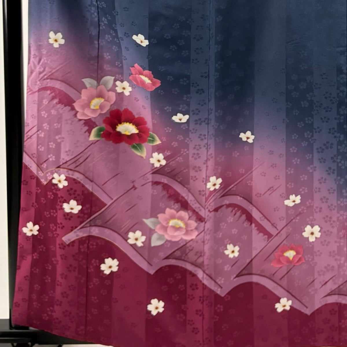 振袖 身丈159cm 裄丈65cm M 袷 落款あり 草花 冊子 金彩 ぼかし 紺色