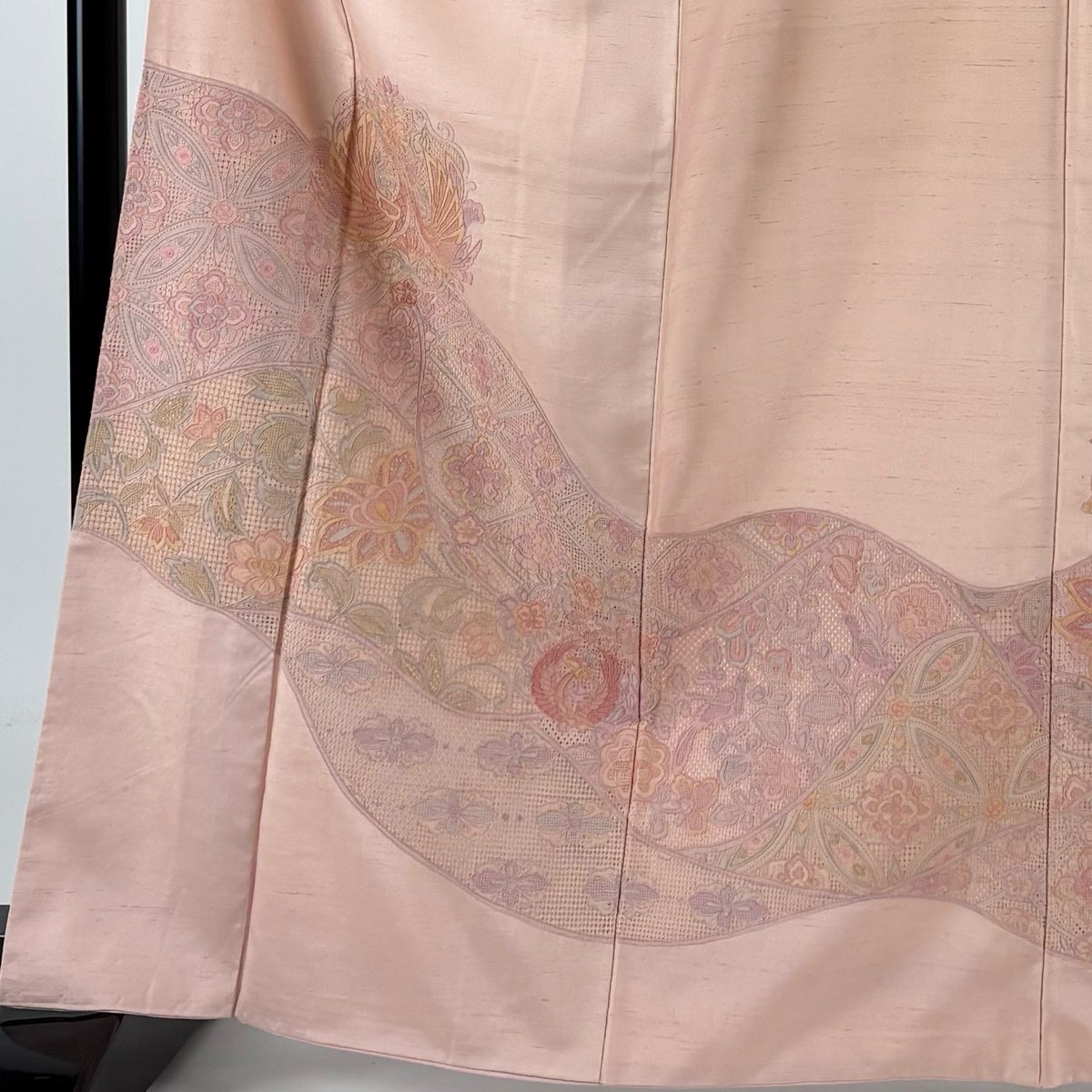 付下げ 身丈165cm 裄丈66cm M 袷 紬地 向かい鳥 草花 刺繍 ピンク 正絹