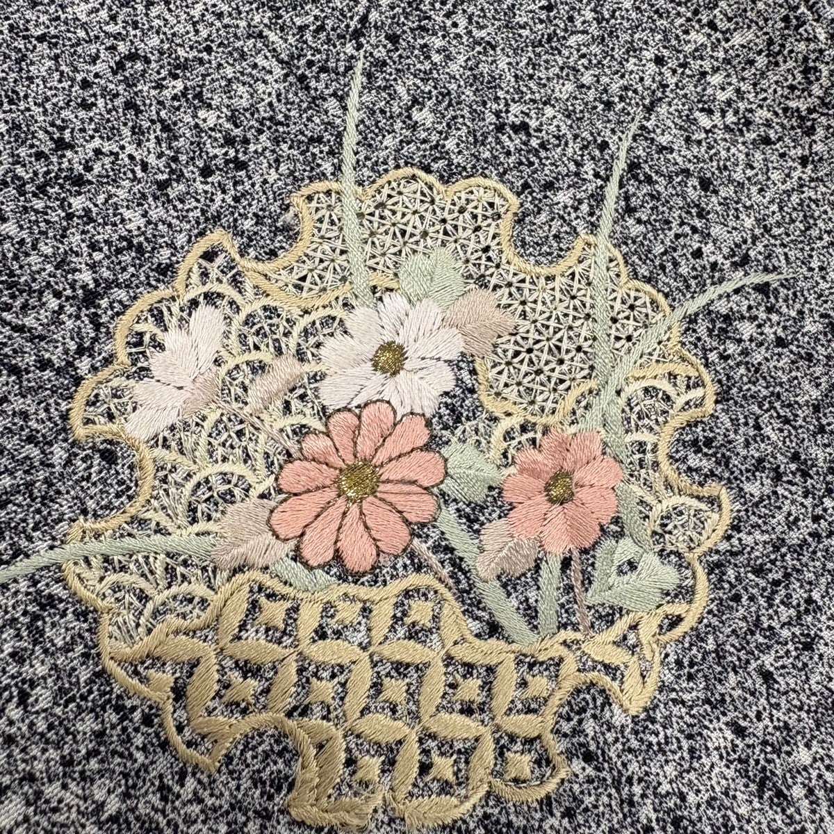 付下げ 身丈162.5cm 裄丈66cm M 袷 雪輪 菊 刺繍 金糸 黒灰 正絹 秀品