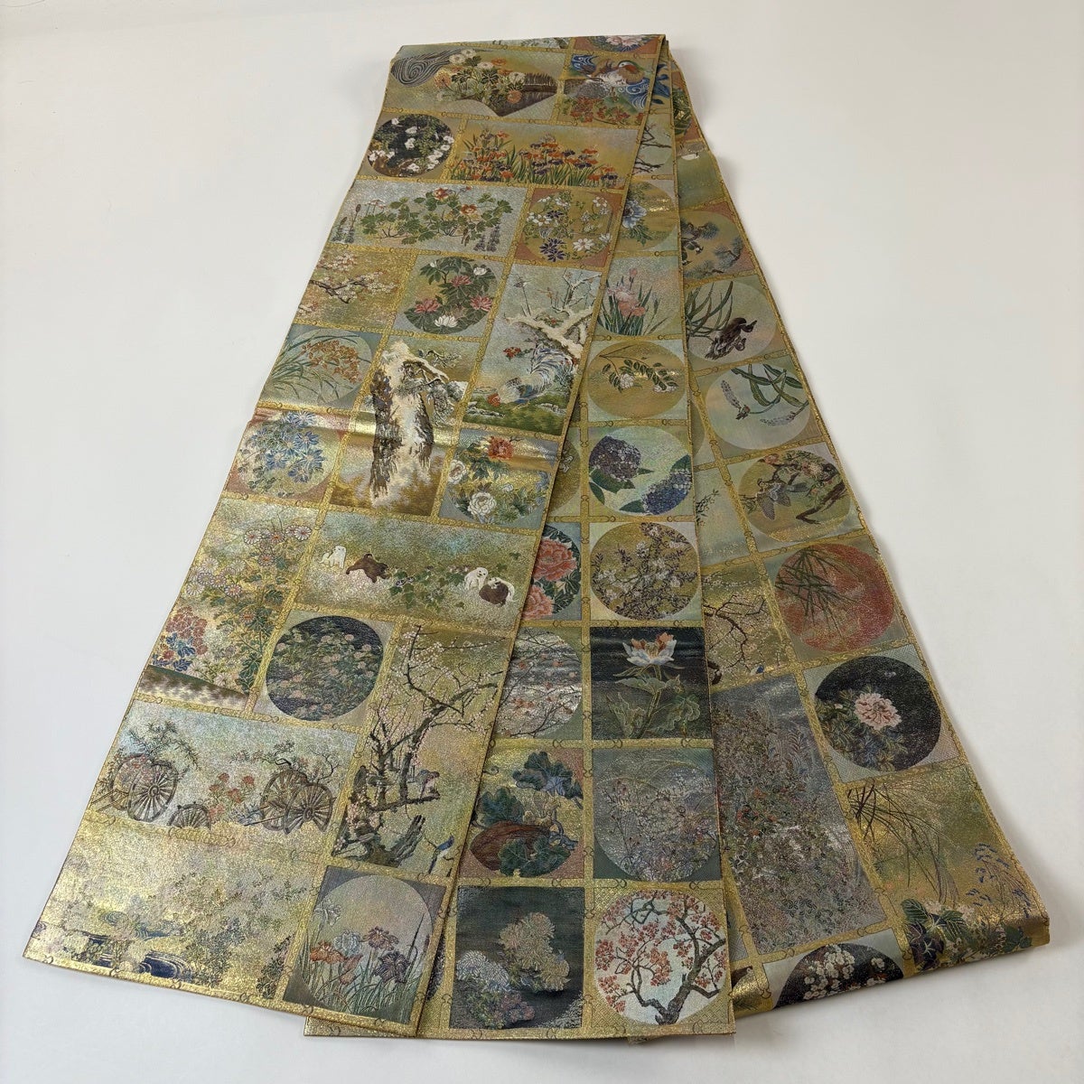 美品】 丸帯 逸品 花鳥画天井絵巻 箔 金糸 薄緑 お太鼓柄 正絹｜中古