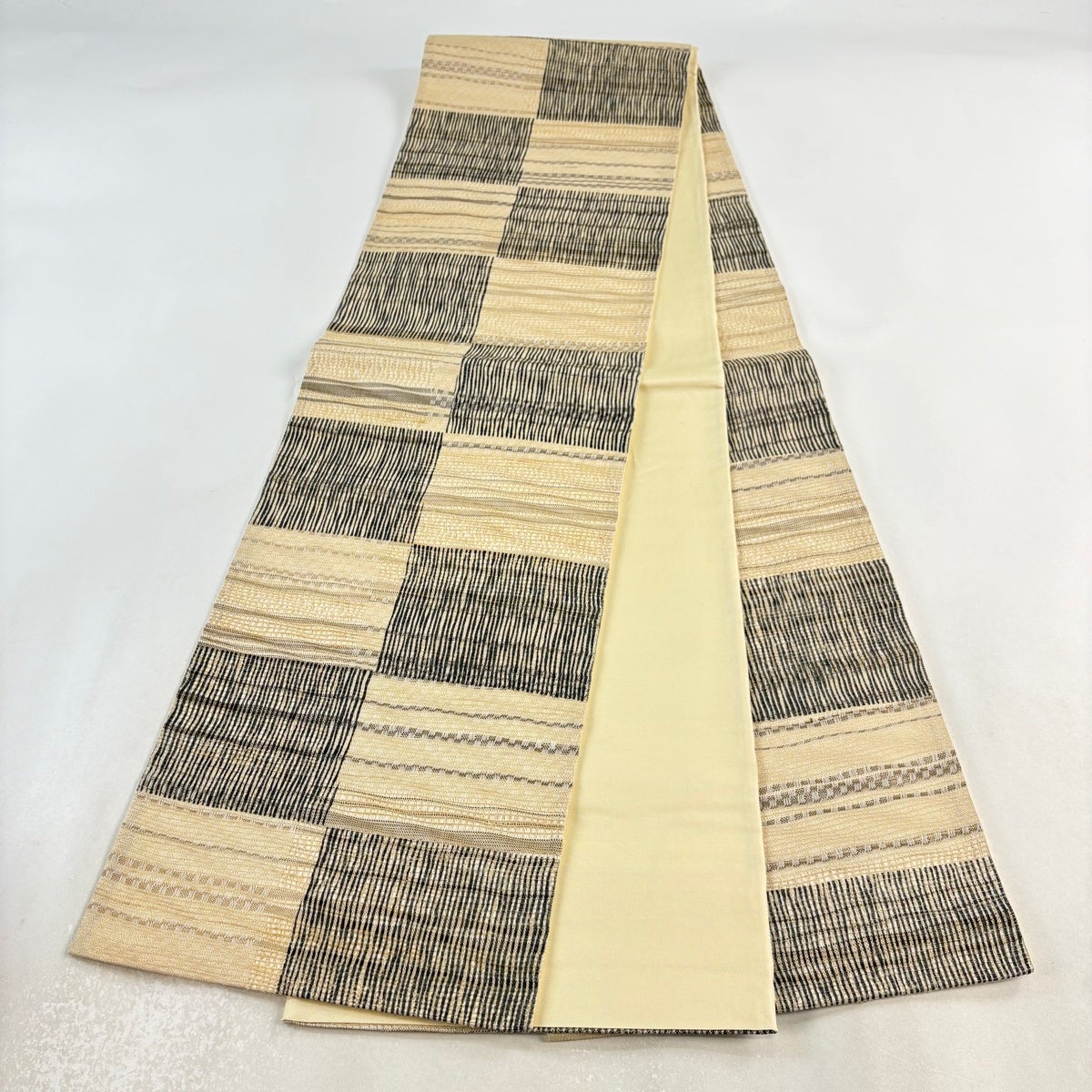 美品】 袋帯 逸品 野蚕糸 市松 縞 金糸 ベージュ 全通 正絹｜中古