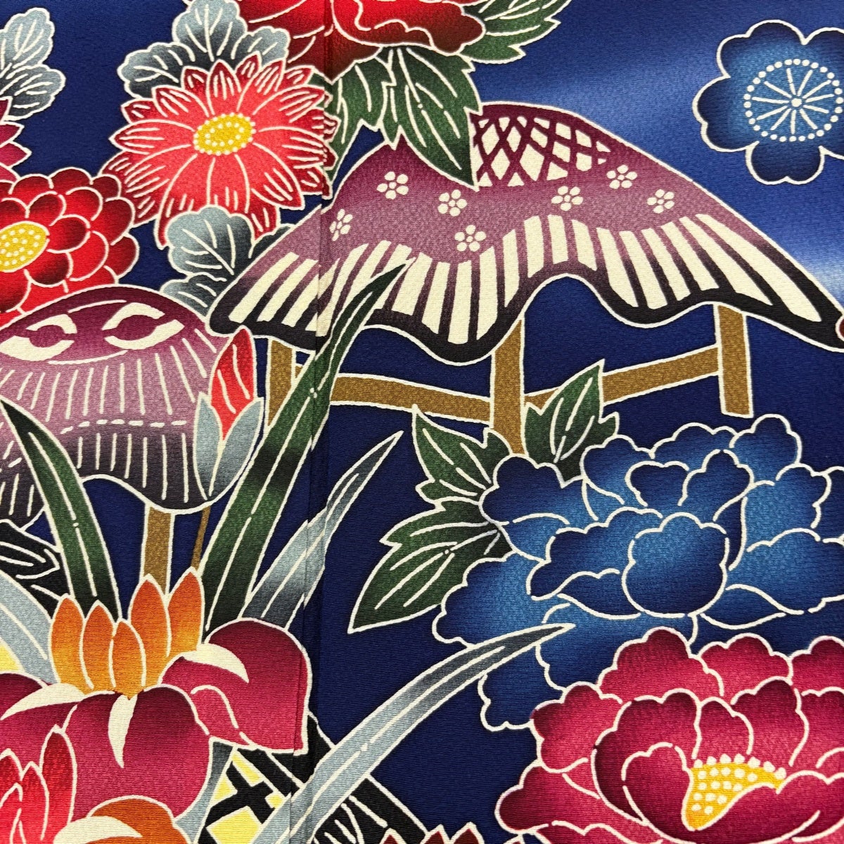 50%OFF 振袖 身丈167cm 裄丈70cm L 袷 草花 流水 紺色 正絹 名品 K50