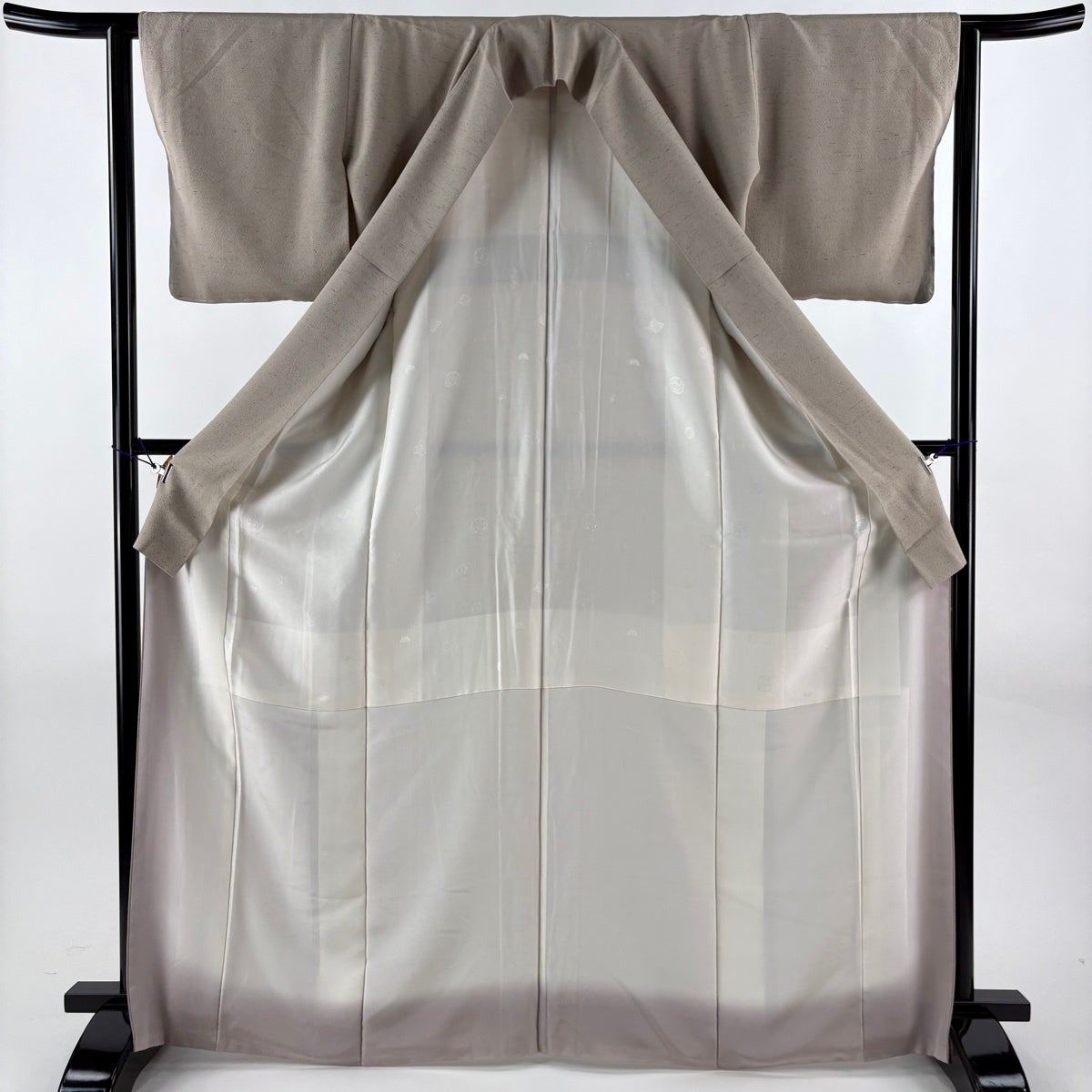 美品】 紬 身丈167cm 裄丈64cm M 袷 やまと 灰茶 正絹 名品｜中古