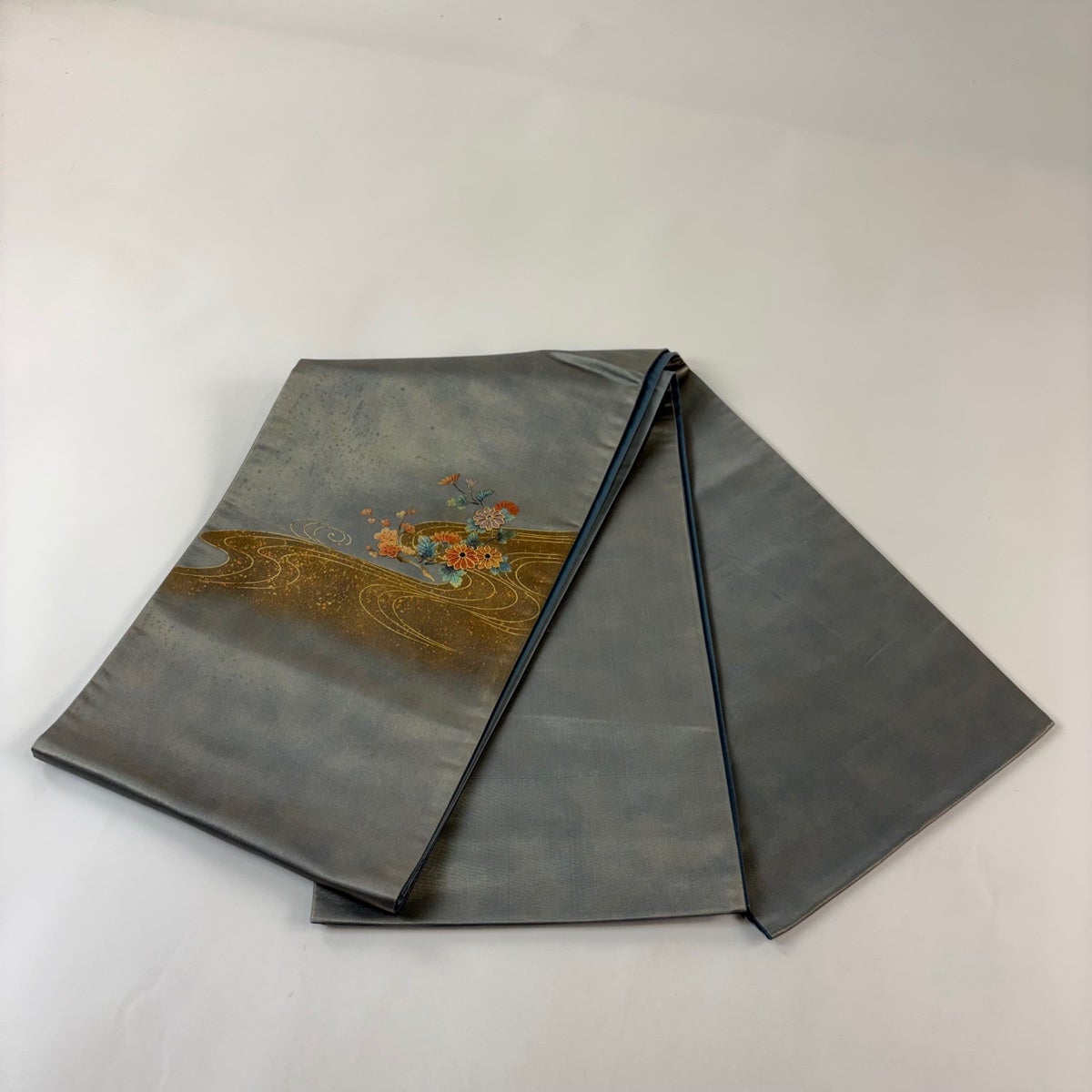袋帯 秀品 関西仕立て 菊 流水 螺鈿 金彩 青灰色 お太鼓柄 正絹｜中古