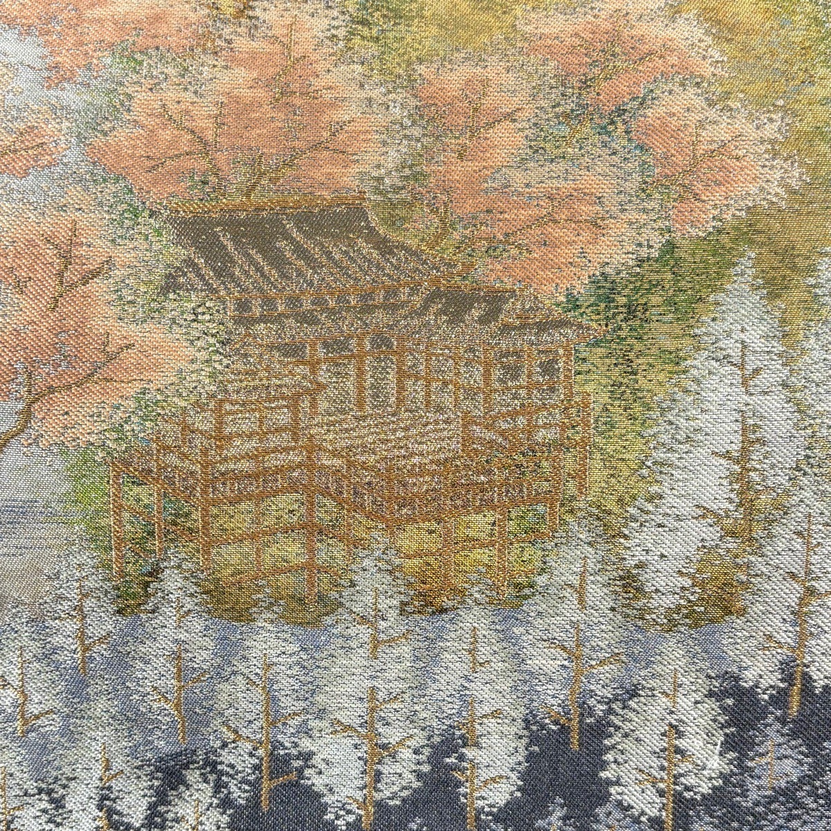 袋帯　金糸　清水寺　京名所　森林　ゴールド　山景　着物　112t 美品】 袋帯 秀品 爽映百景 清水寺 箔 金糸 銀色 六通 正絹｜中古