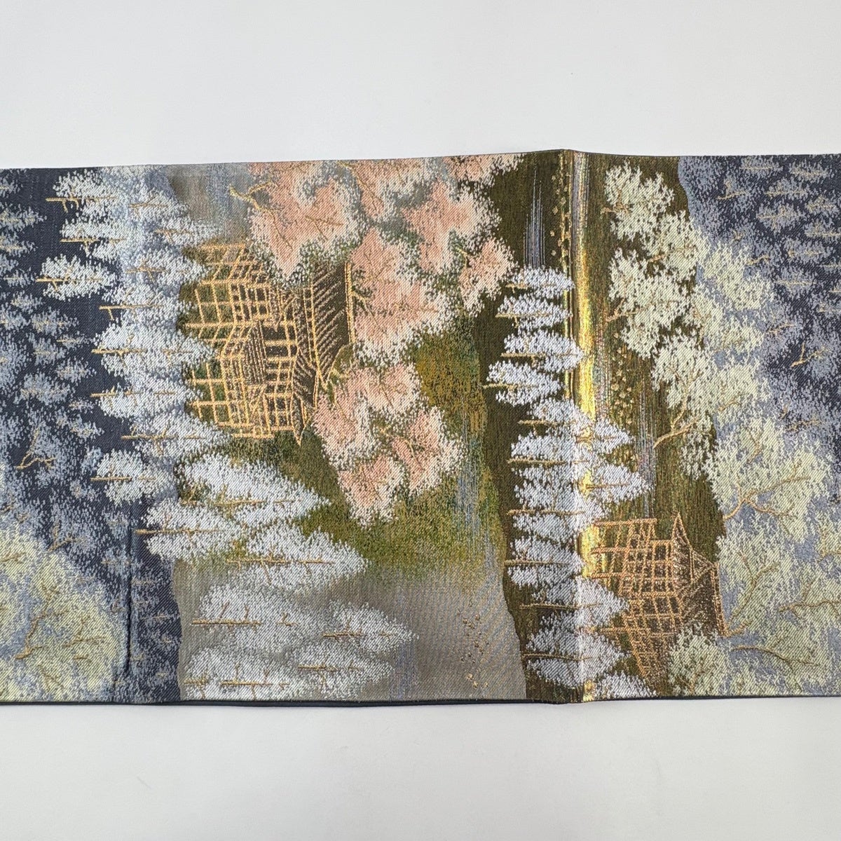 袋帯　金糸　清水寺　京名所　森林　ゴールド　山景　着物　112t 美品】 袋帯 秀品 爽映百景 清水寺 箔 金糸 銀色 六通 正絹｜中古