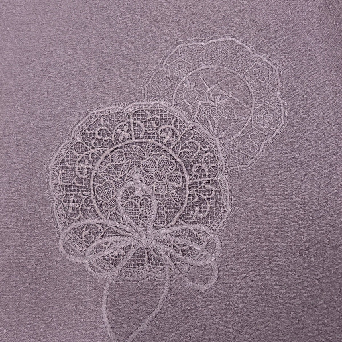【正絹 薄紫色 刺繍 付下げ☆蝶々の洒落紋☆新品、未使用、躾付き、裄65.5】 付下げ 身丈161cm 裄丈61.5cm S 袷 鏡裏文 地紋 刺繍 薄紫 正絹 秀品
