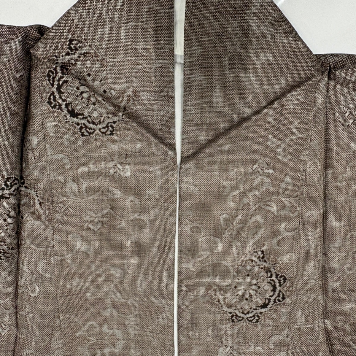 正絹　袷　紬　唐草模様　身丈（肩から）165㎝ 紬 身丈165cm 裄丈63cm S 袷 華文 花唐草 焦茶色 正絹 秀品｜中古