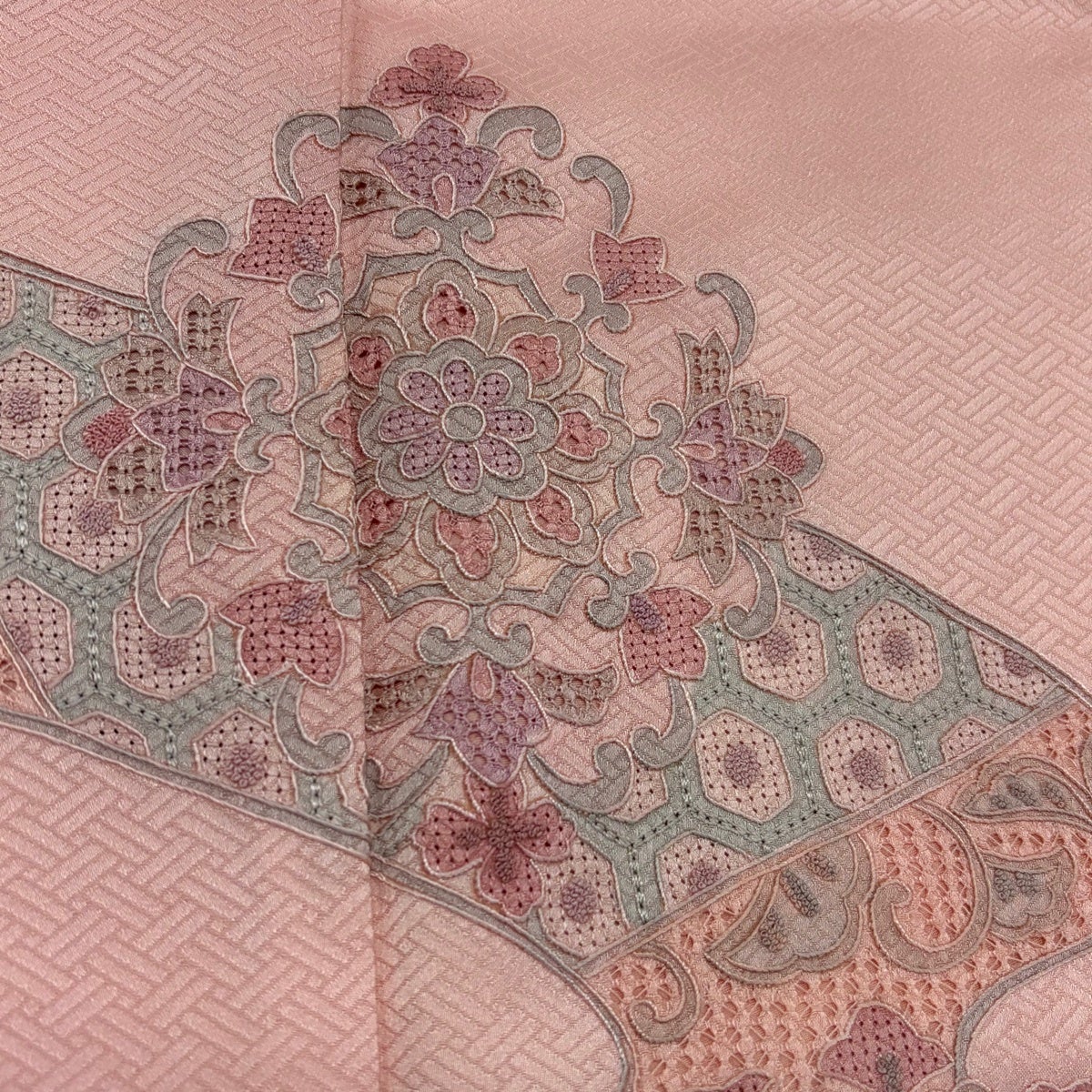 付下げ 身丈160.5cm 裄丈65cm M 袷 花文 有職文様 刺繍 ぼかし ピンク