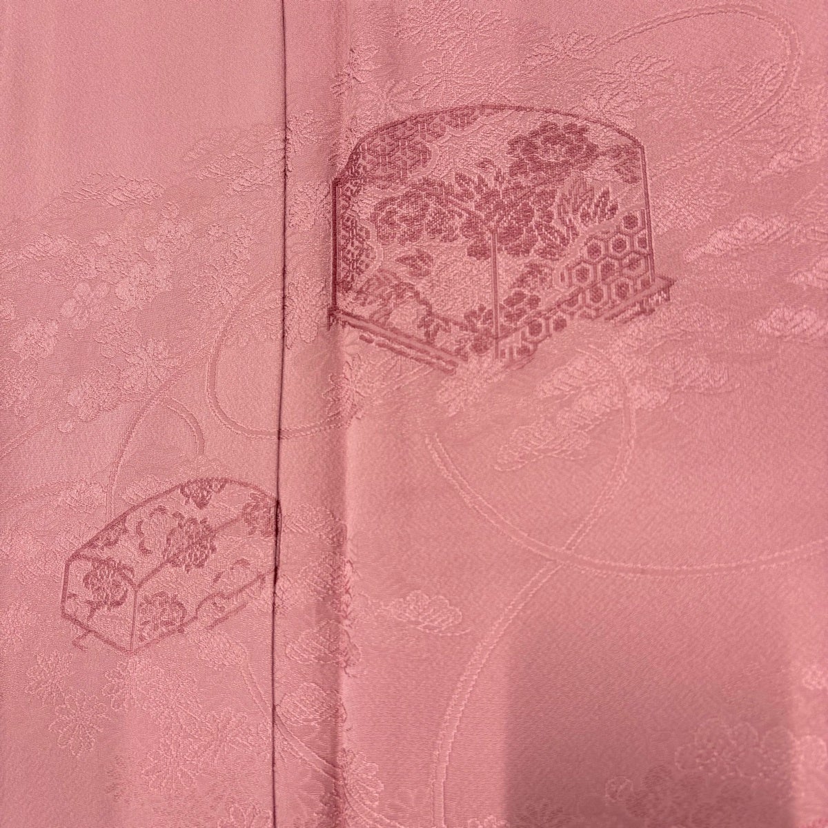 M iquco　くすみピンクに花　新品未使用　反物　正絹　閉店処分品 付下げ 身丈158.5cm 裄丈62.5cm S 袷 文箱 草花 ピンク 正絹 優品 一つ